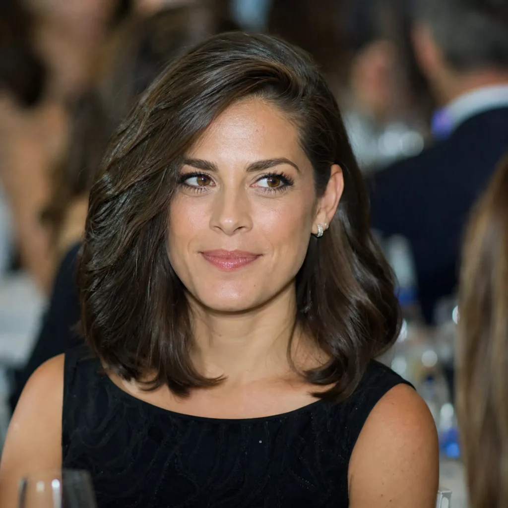 25 SHOULDER LENGTH CUT WITH DEEP SIDE PART
