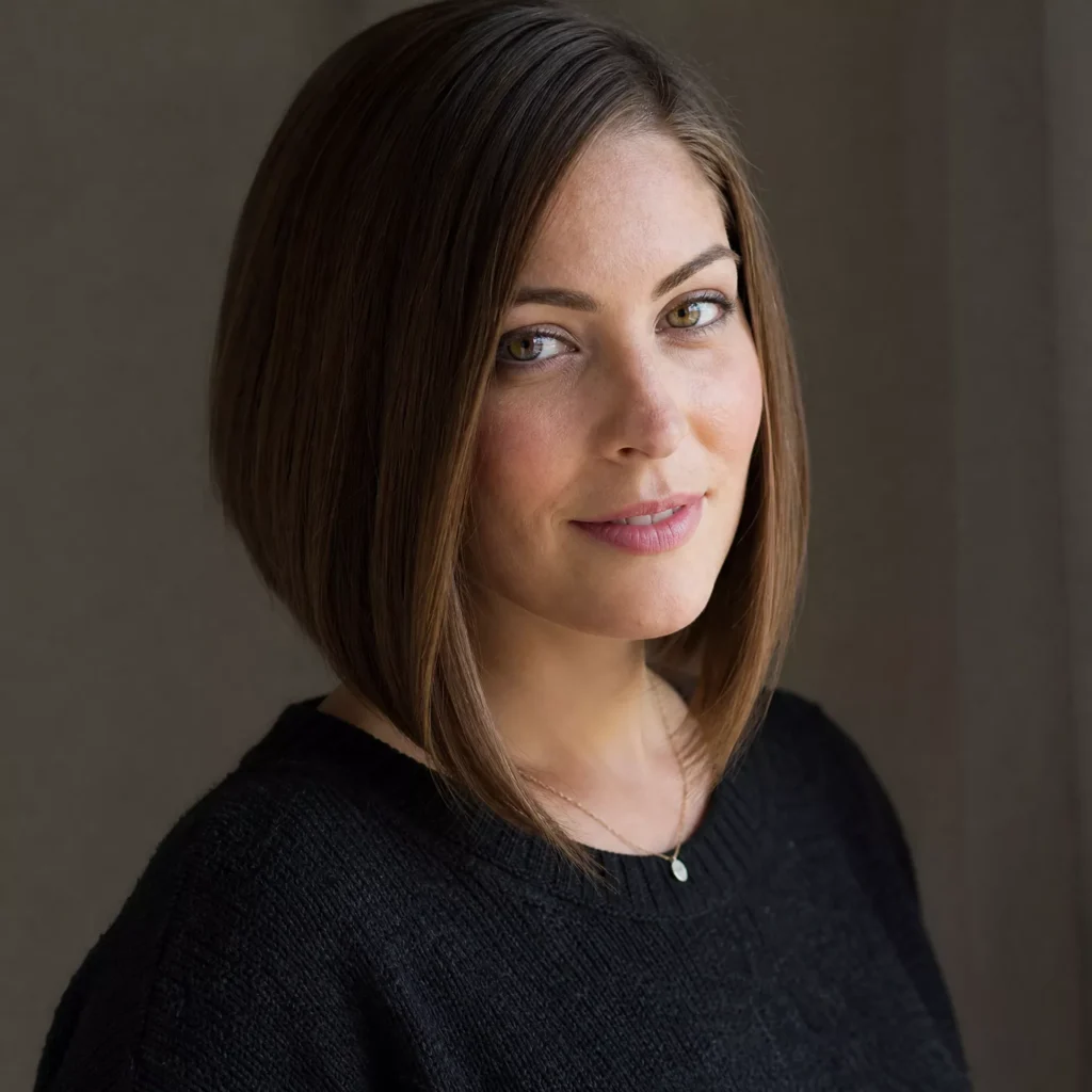 23 Short Hairstyles for Heart Face Shape Women 6 an Aline bob